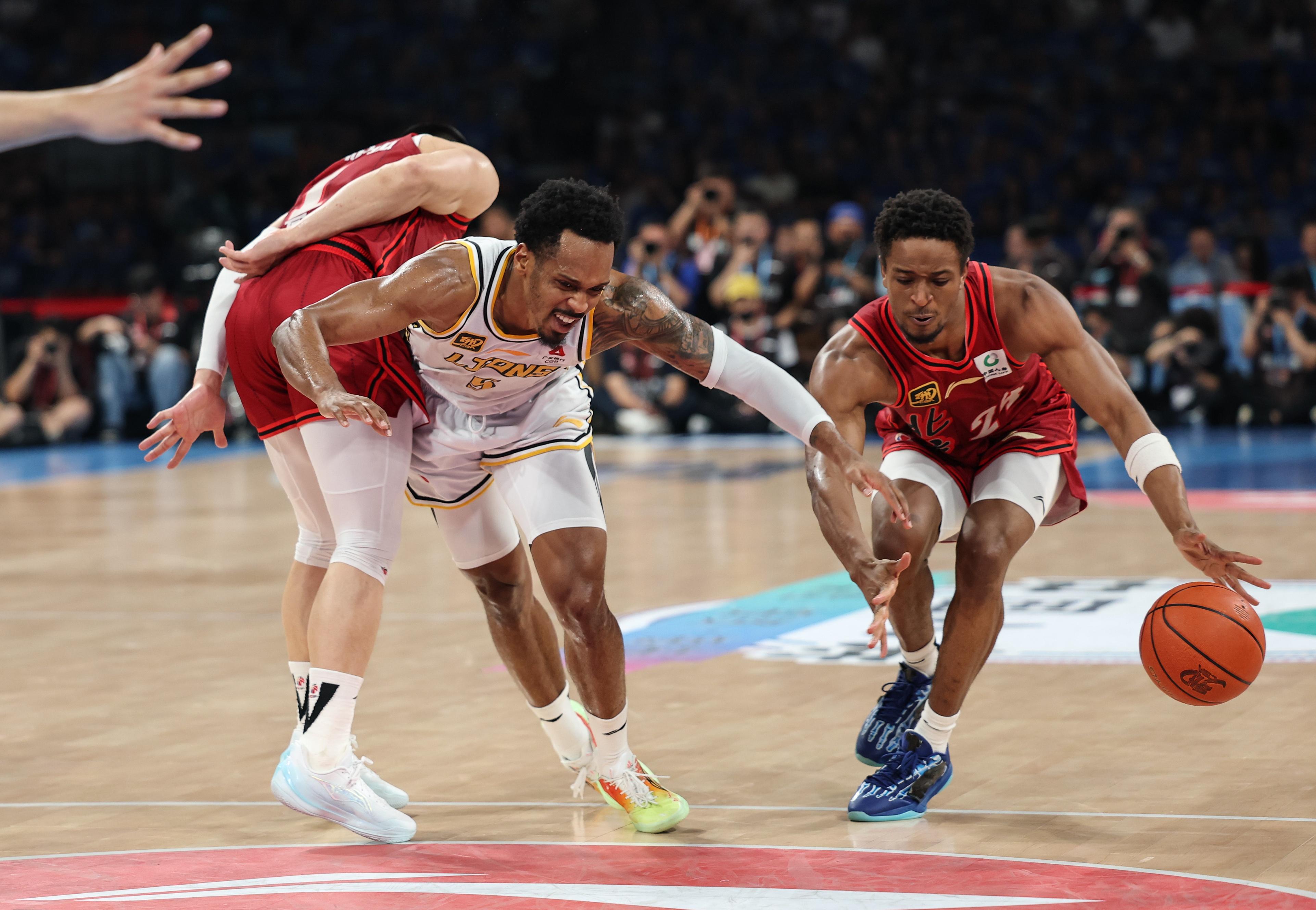 包含冲刺阶段奥兰多魔术备战中超；远射贴柱细节曝光；球迷炸锅；身体对抗强度拉满的词条